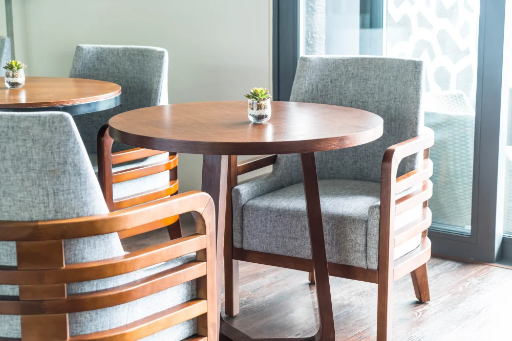 שולחן קפה מינימליסטי וכורסאות בד אפור